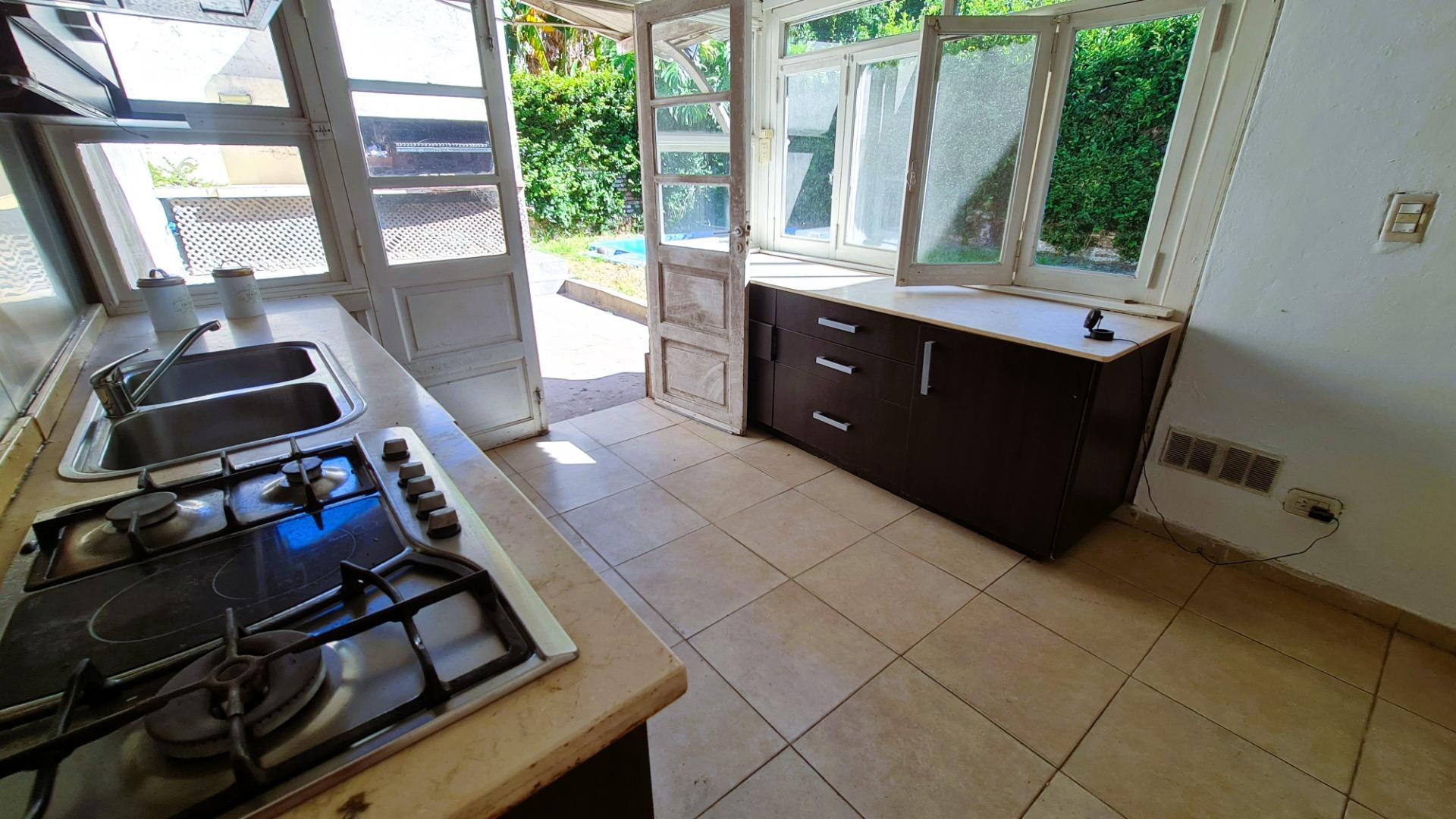 VENTA CASA 4 AMB CON JARDIN Y GARAGE DOBLE EN QUILMES