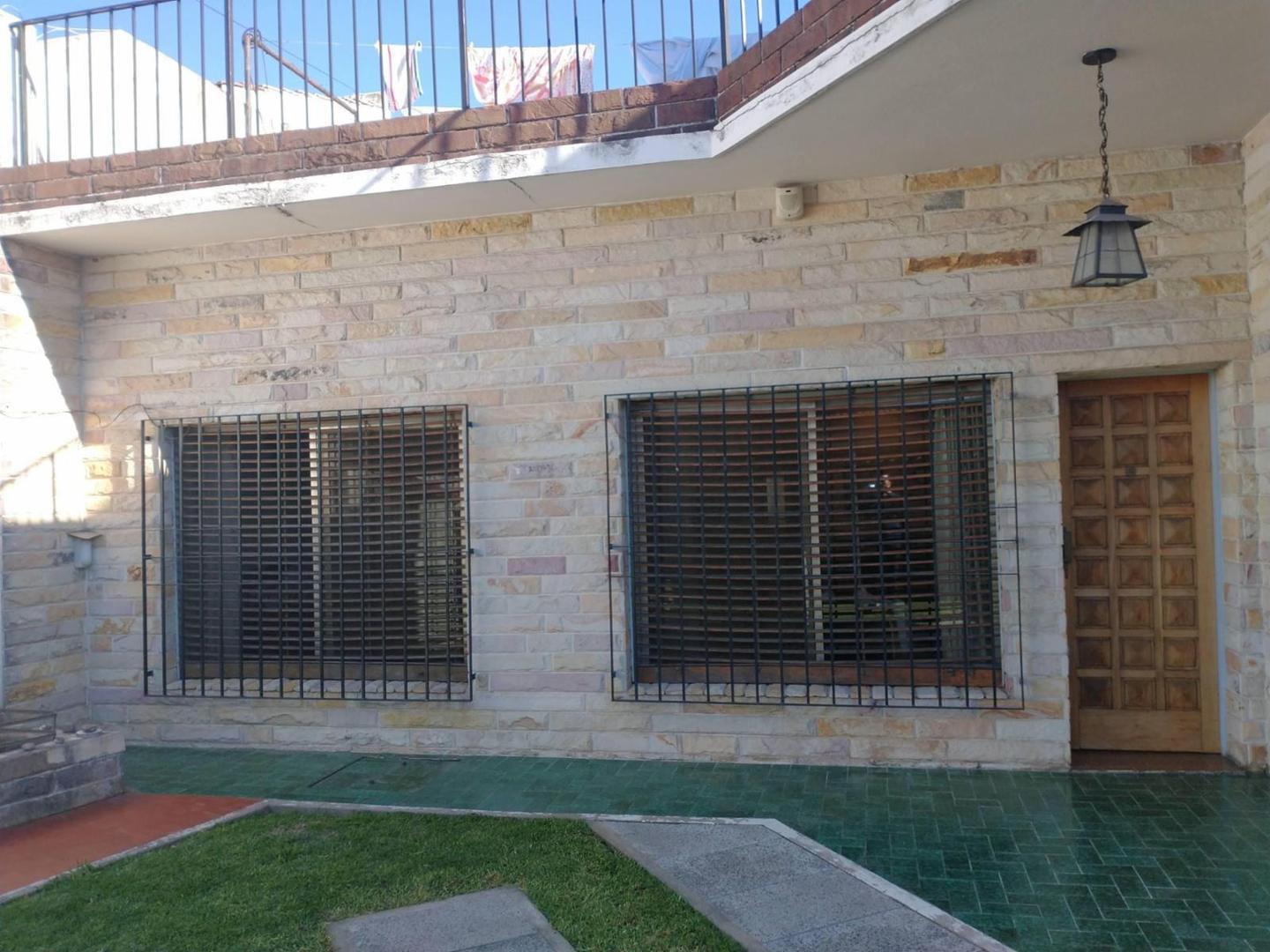 RAMOS MEJIA - casa de cuatro ambientes