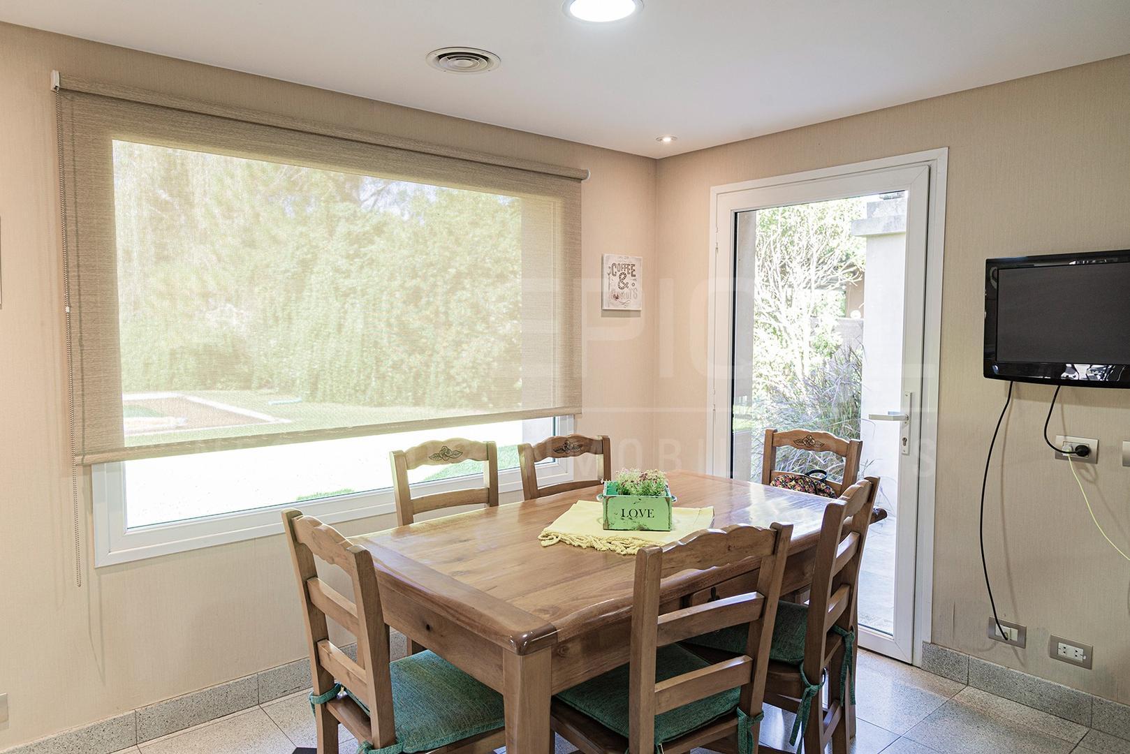 Casa en Alquiler con 2 cocheras