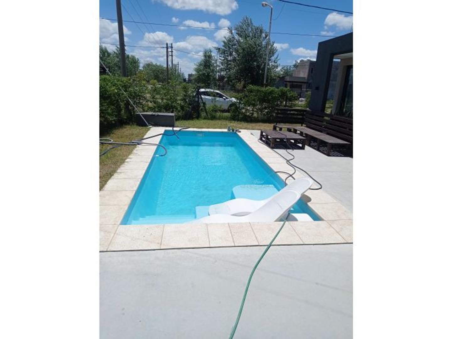 Venta de Dos casas con garage pileta y parrillero Roldán