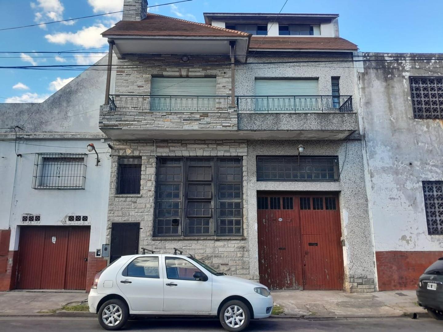 Galpón de 900 m2 cub. con 2 dtos a refaccionar.