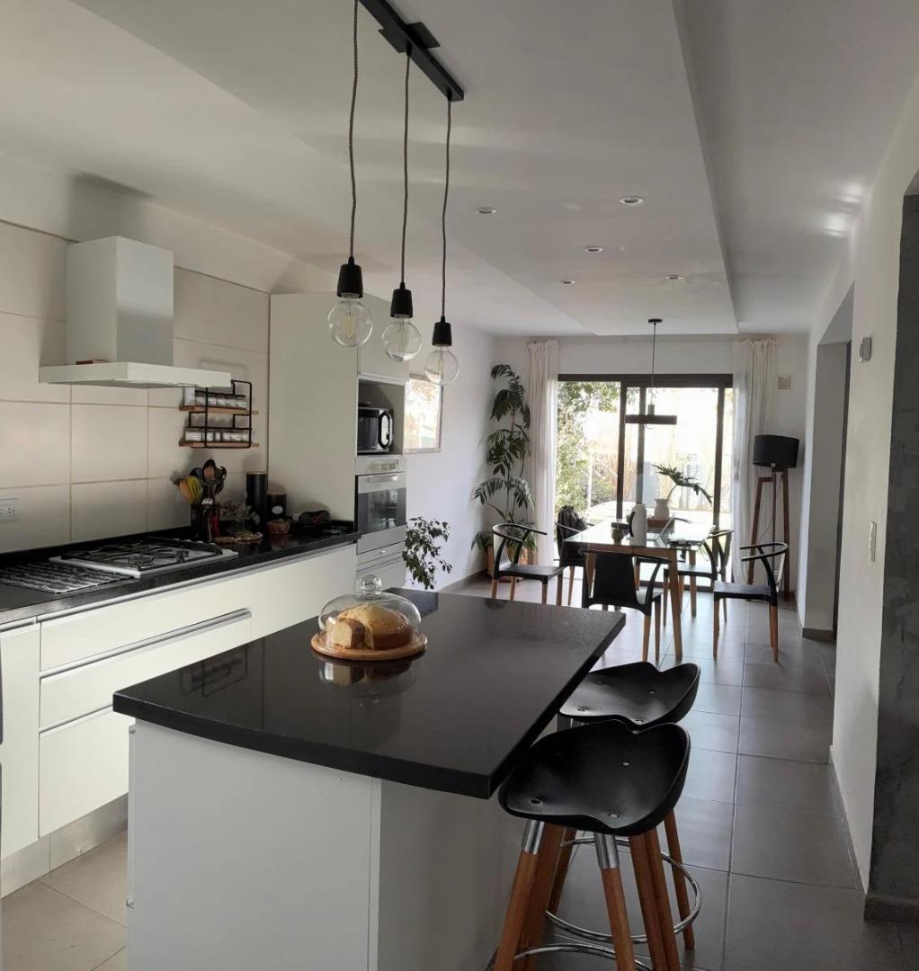 Casa 4 ambientes con 3 baños