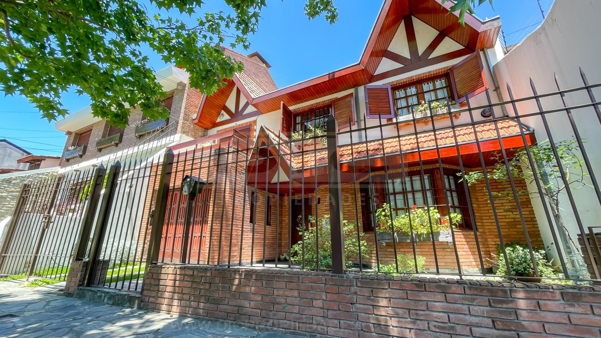 Uzal  al 2900, entre Dorrego y Roque Saenz Peña