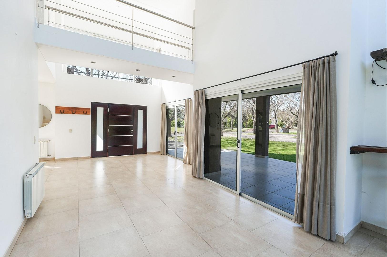 Casa en Venta con 2 cocheras