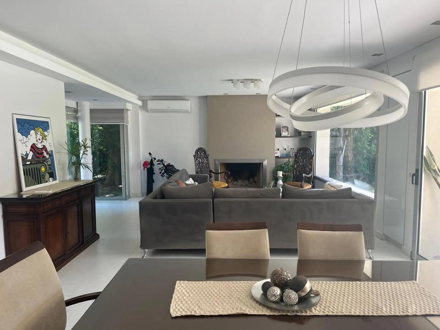 Casa 5 ambientes con 4 baños