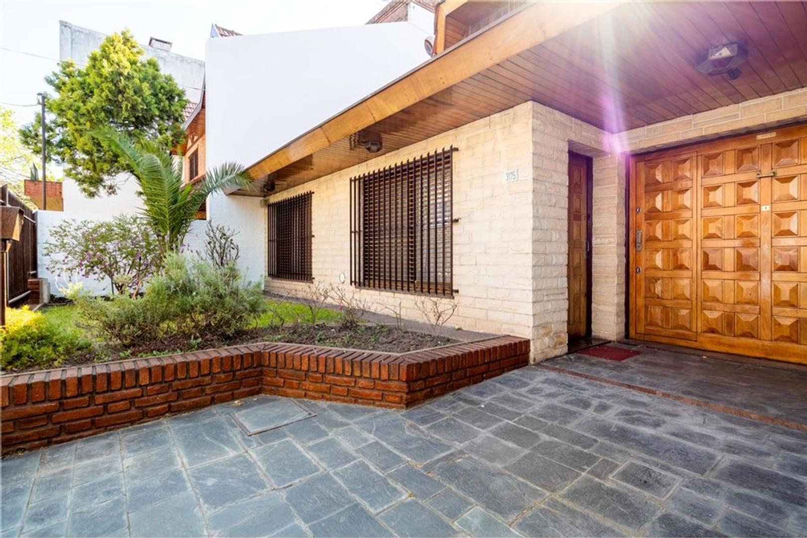 CASA 4 amb,Cochera Jardín Excelente Estado