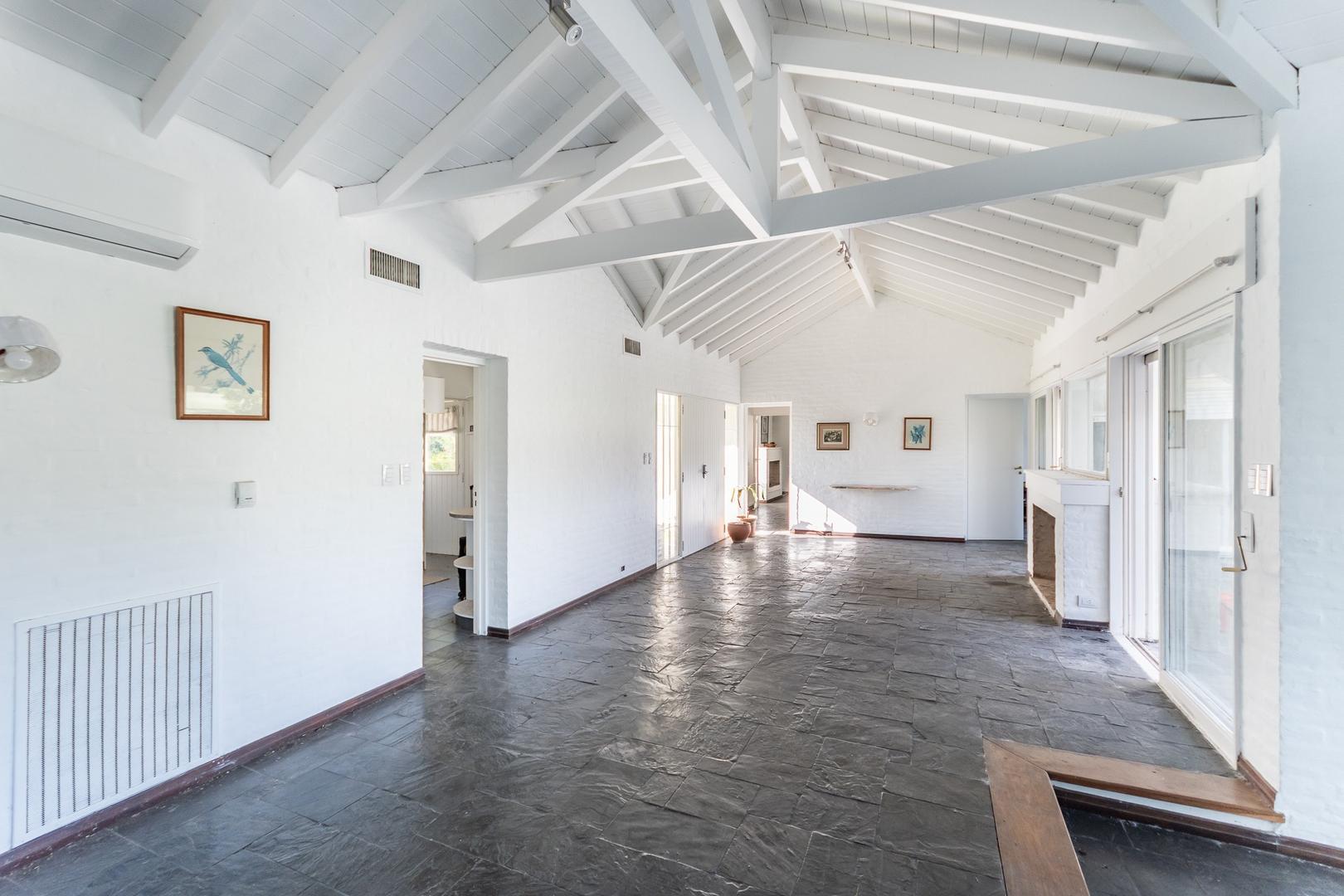 Casa 5 ambientes con 4 baños