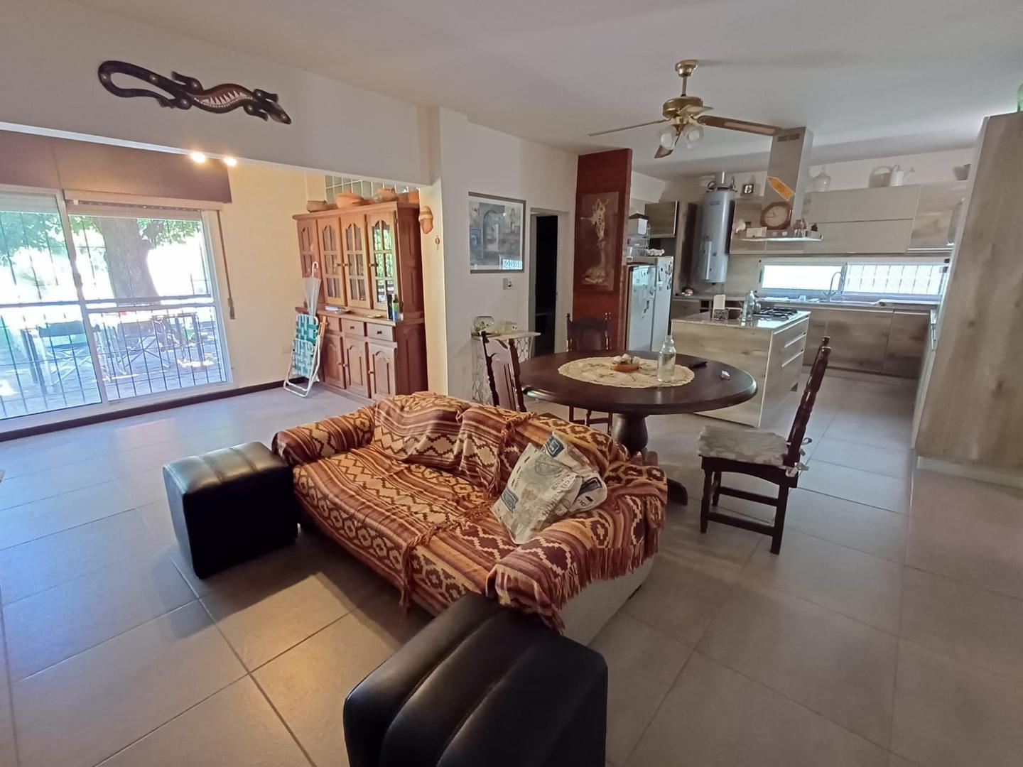 CASA EN VENTA DE DOS DORMITORIOS CON PILETA EN ROLDAN