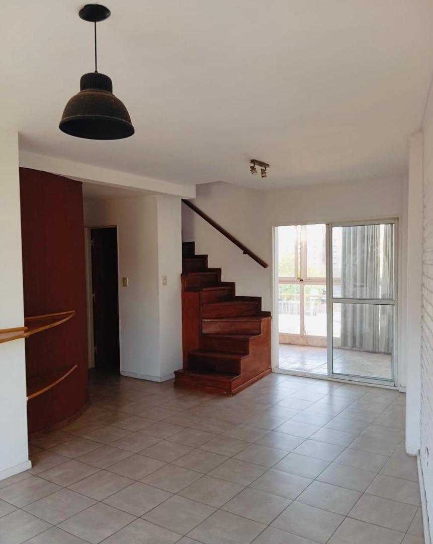 EN VENTA AMPLIO DUPLEX 1 DORMITORIO CON BALCON SEMIPISO