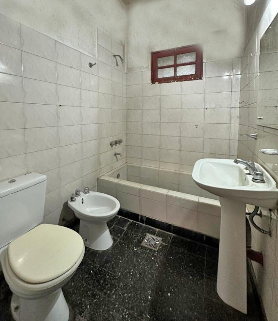 Casa 6 ambientes con 2 baños