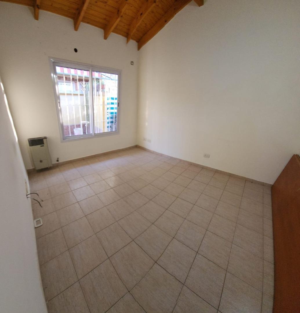 Depto Tipo Casa en Alquiler en Merlo, $ 700.000