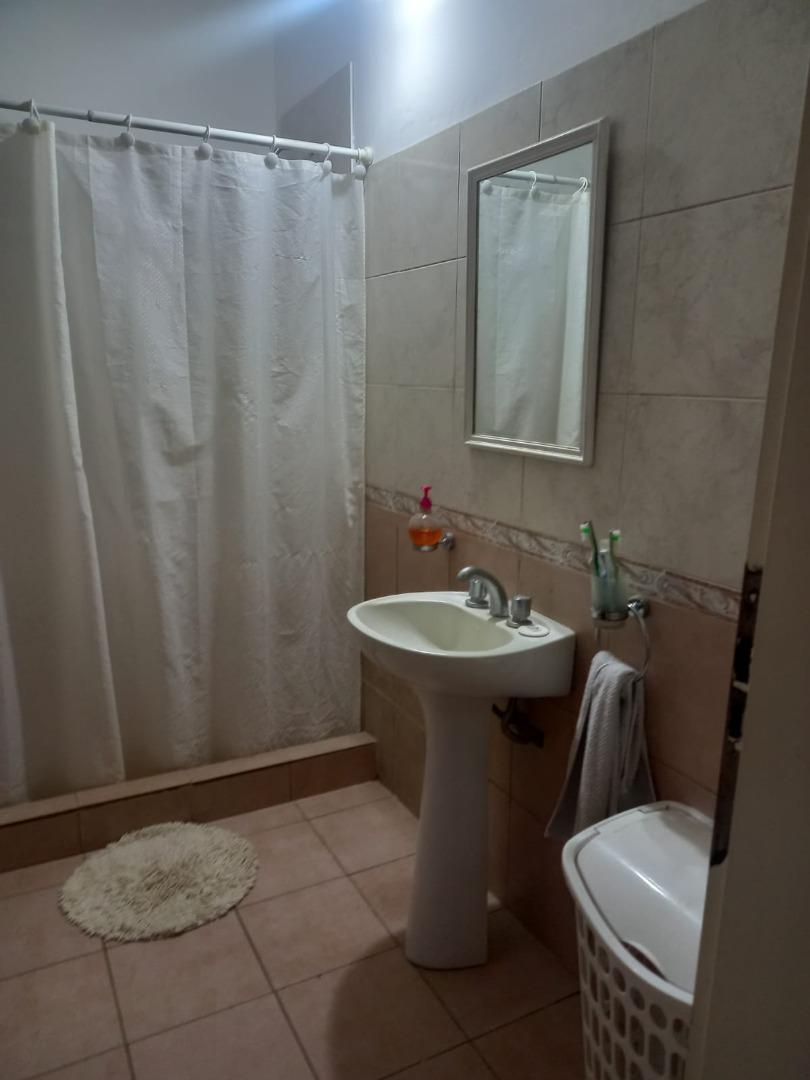 CASA INTERNA CON JARDÍN Y ENTRADA VEHICULAR