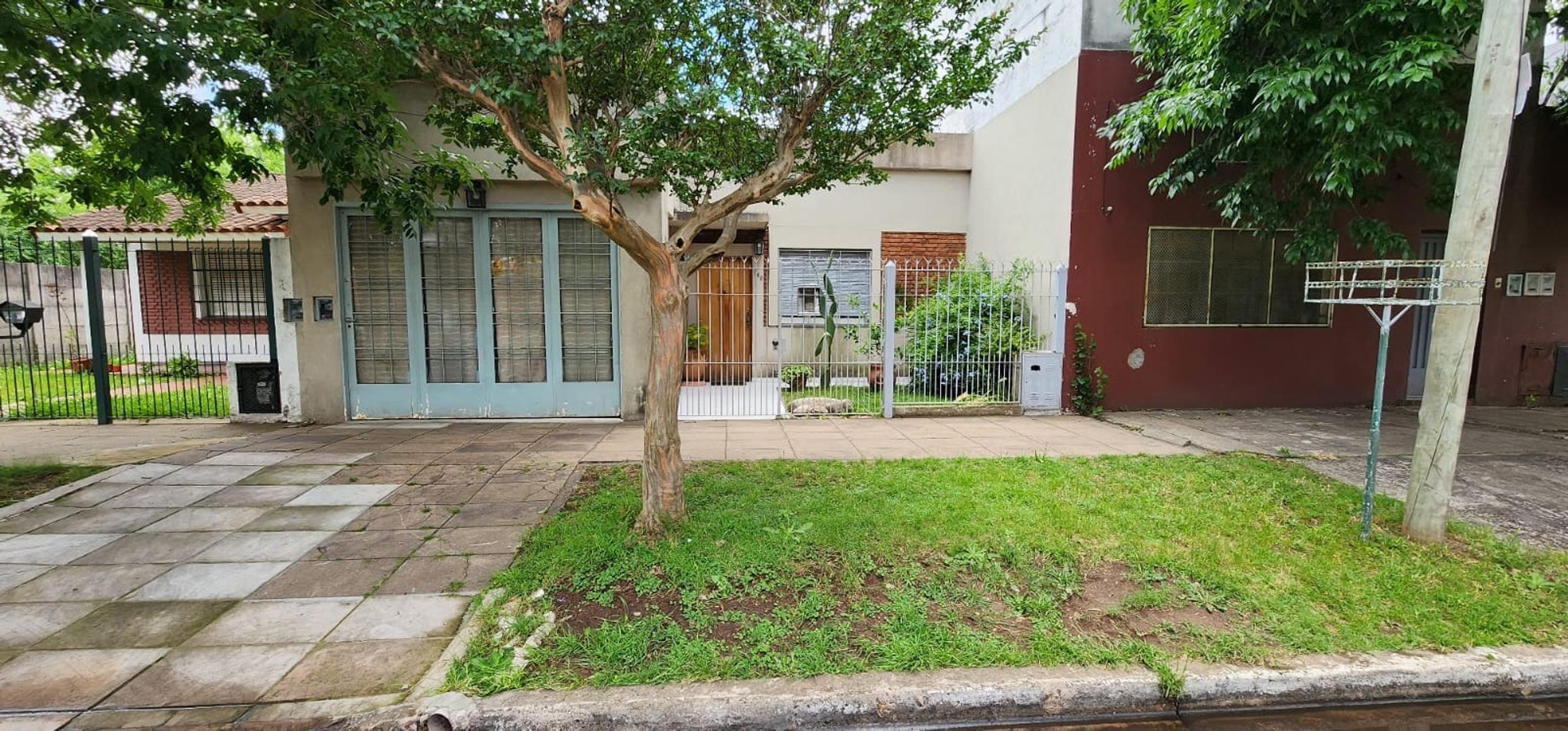 EXCELENTE CASA DE 3 AMBIENTES CON COCHERA Y JARDIN