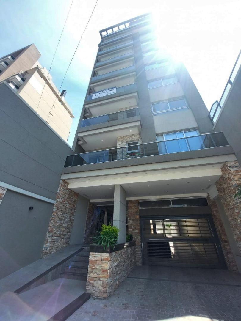 Departamento con balcón.