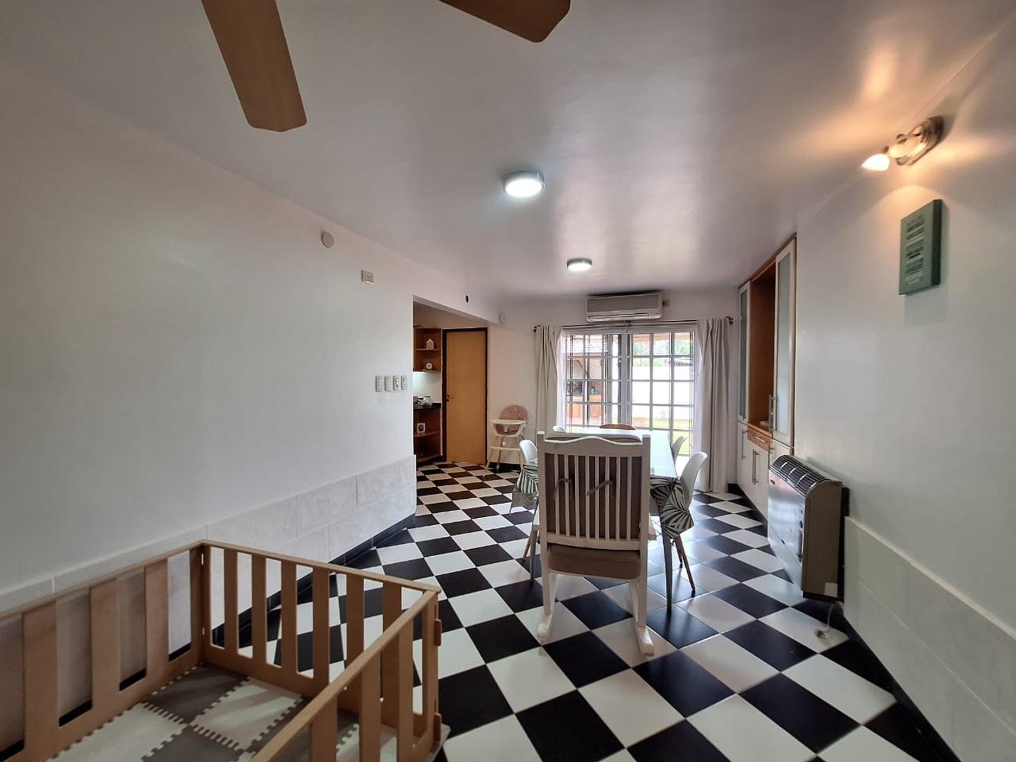 Casa 4 ambientes con 2 baños