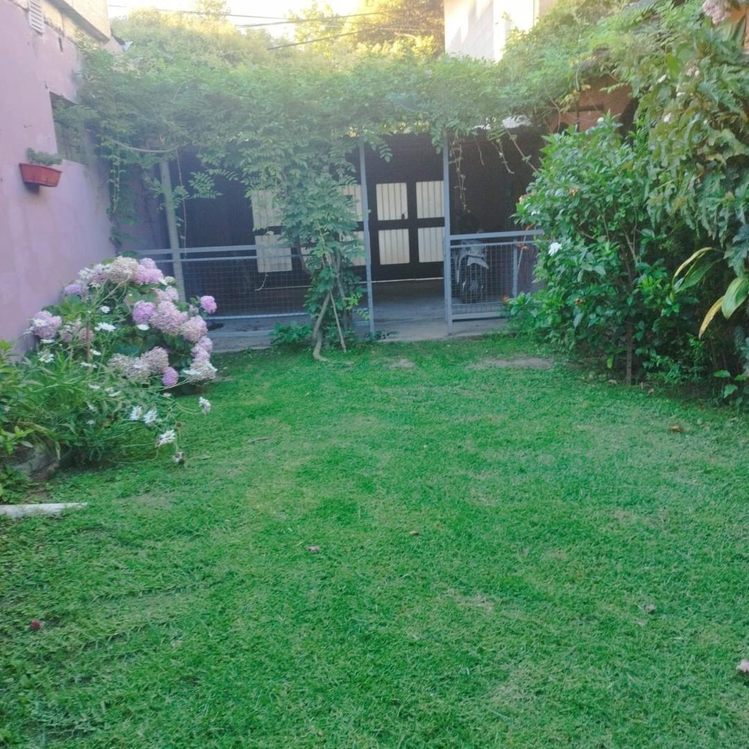 Casa en Alquiler con 2 cocheras