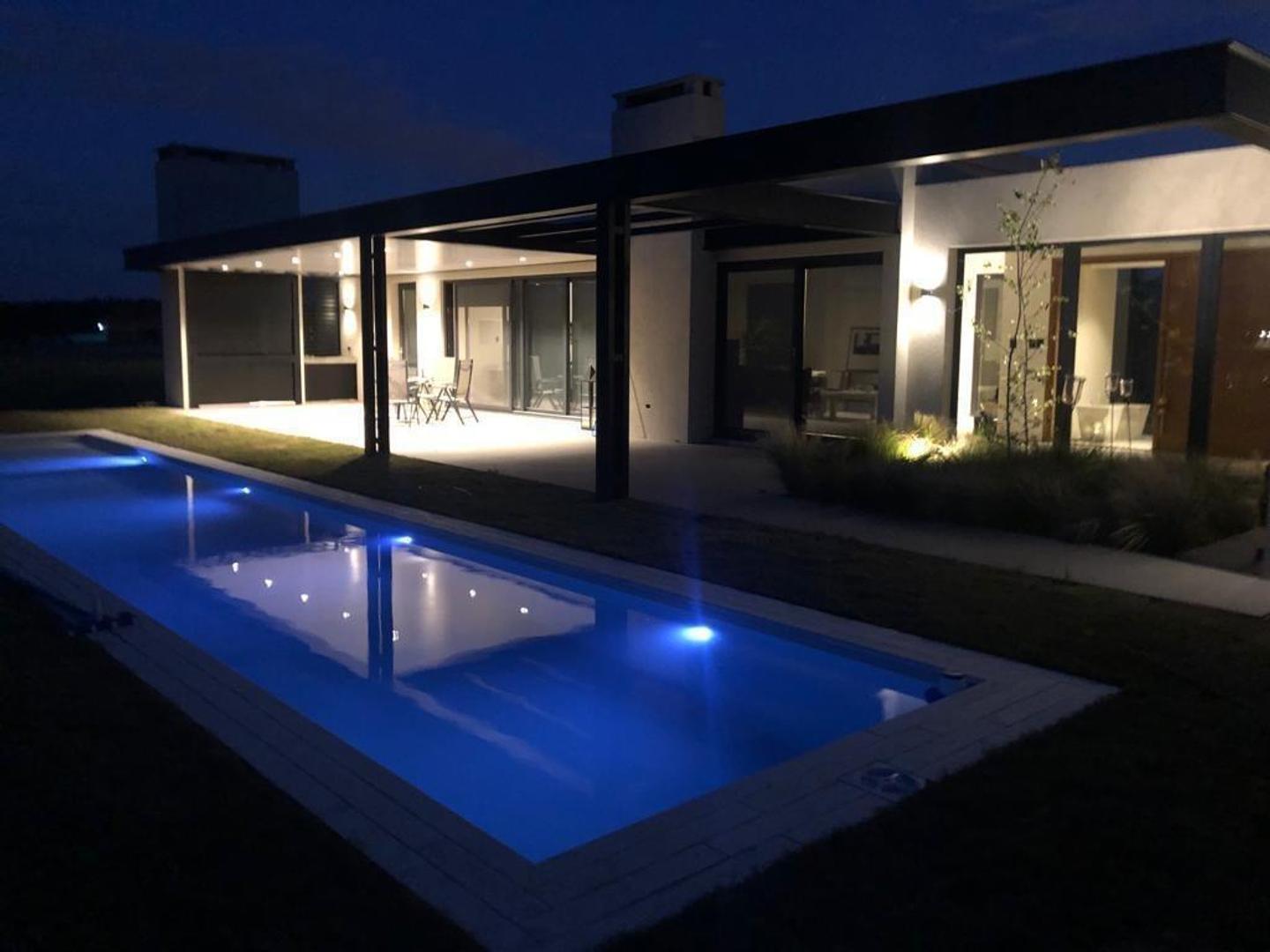 Casa en Venta con 5 cocheras