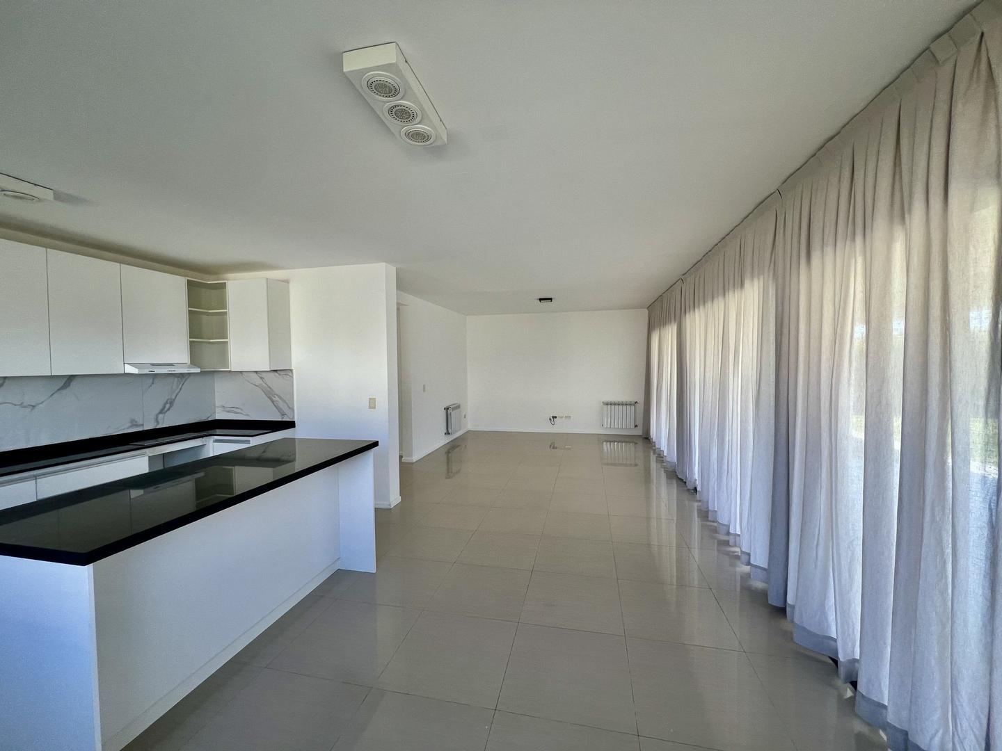 Casa en Alquiler con 3 cocheras