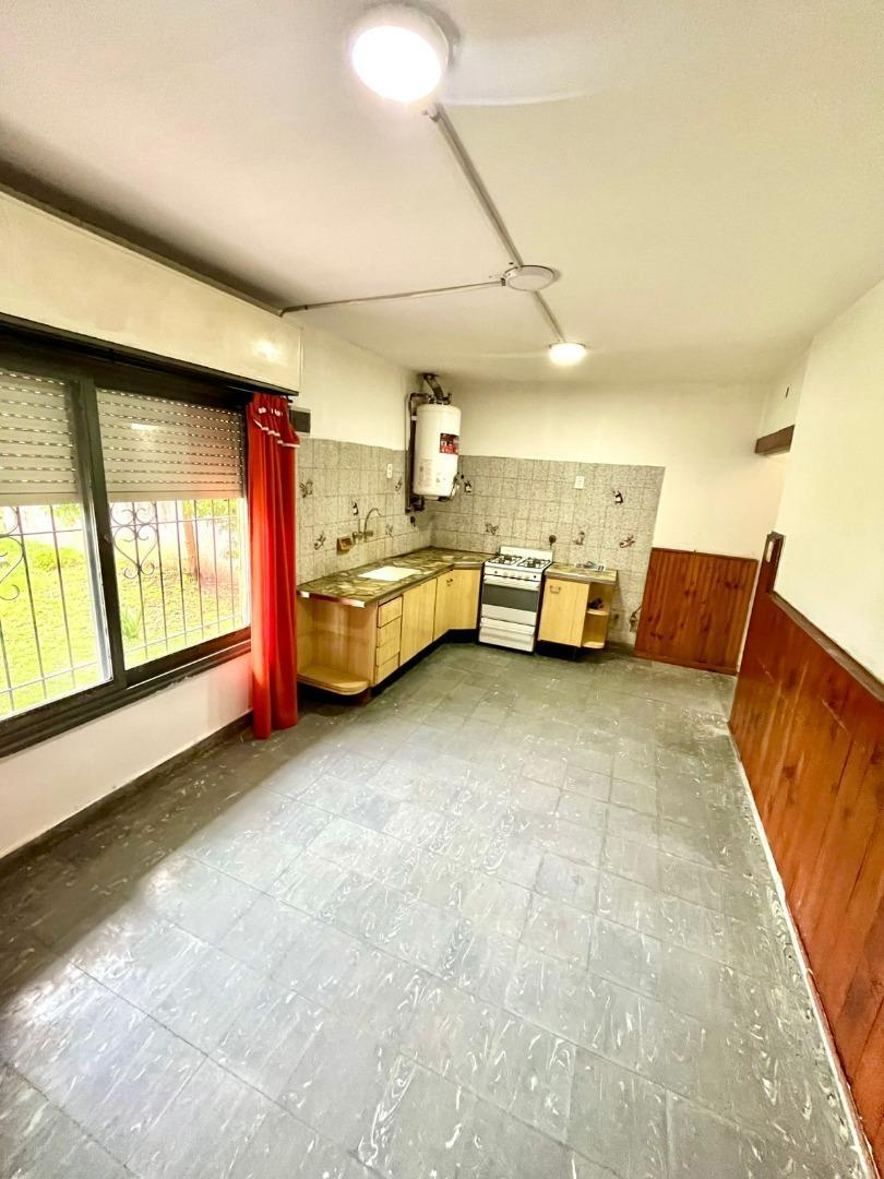 Casa en Alquiler con 3 cocheras