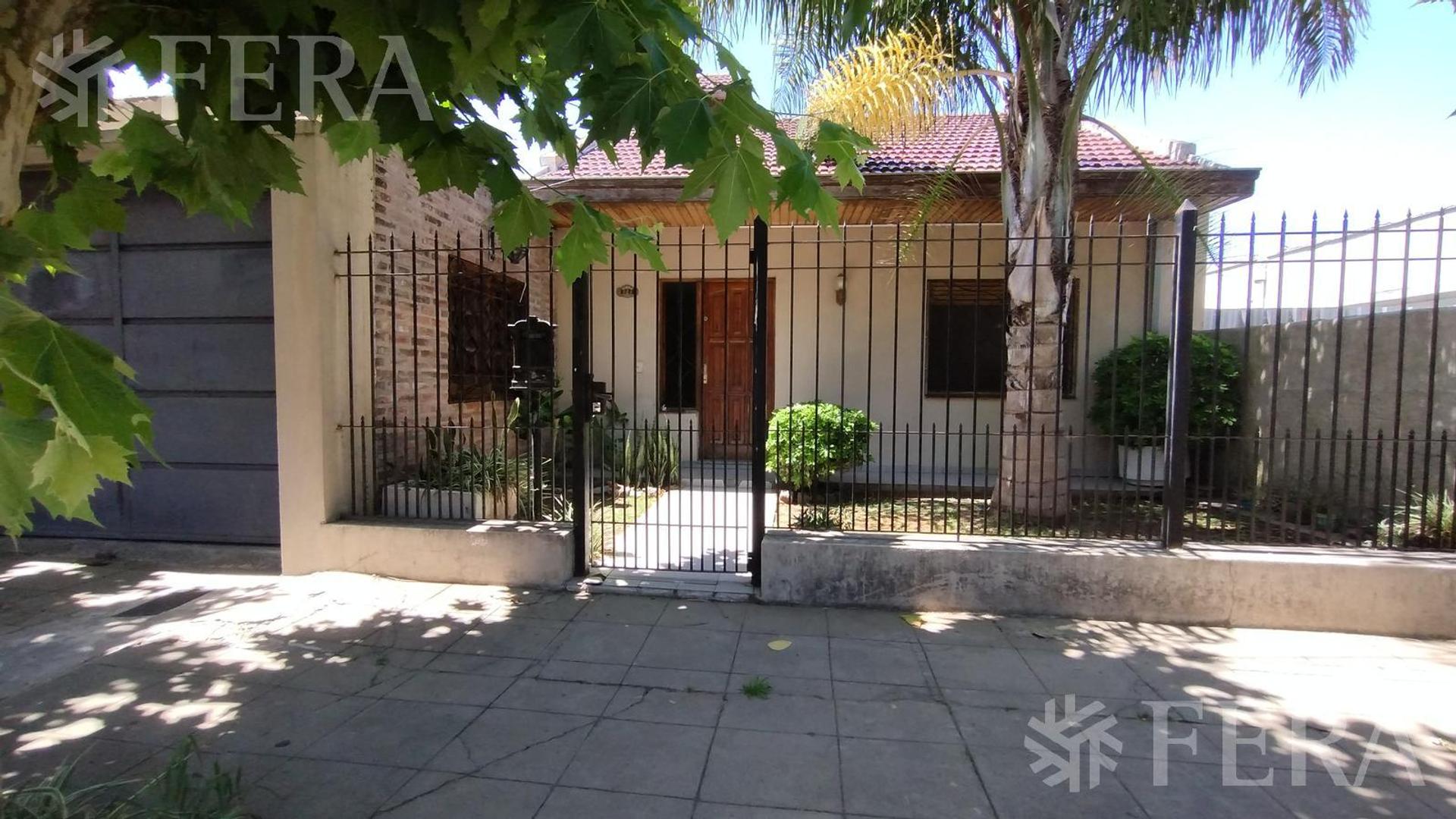 Alquiler Casa 3 ambientes con cochera, jardín y parrilla en Quilmes