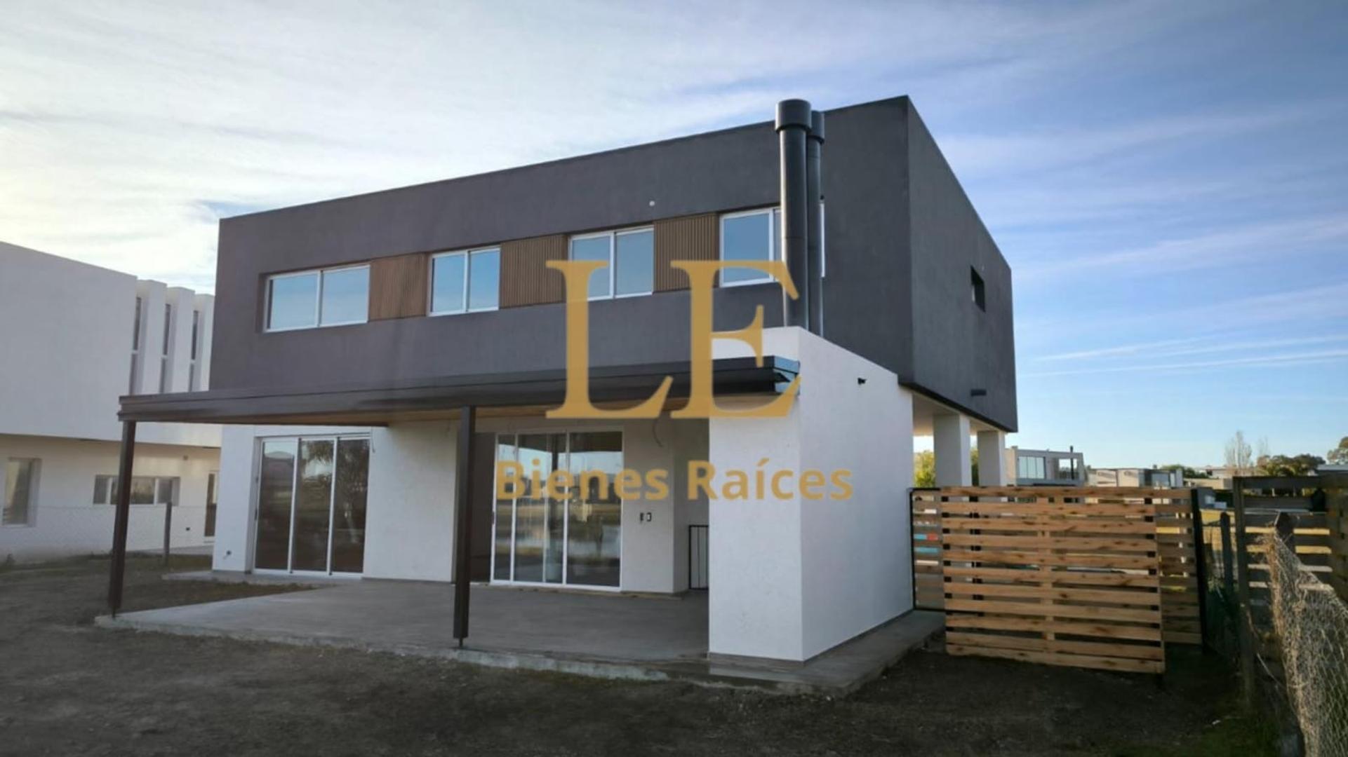 Casa 6 ambientes con 5 baños