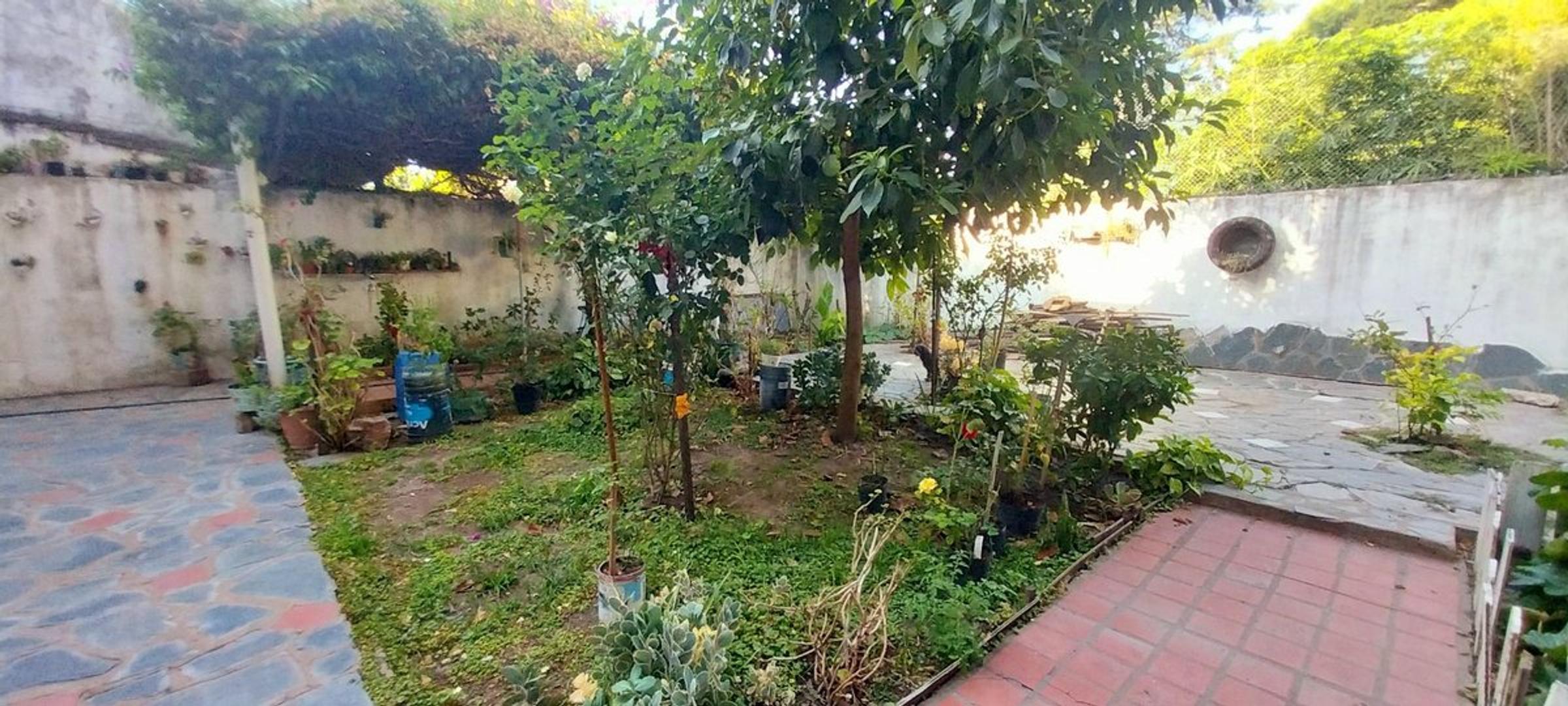 Casa 6 ambientes con amplio jardín, venta Burzaco