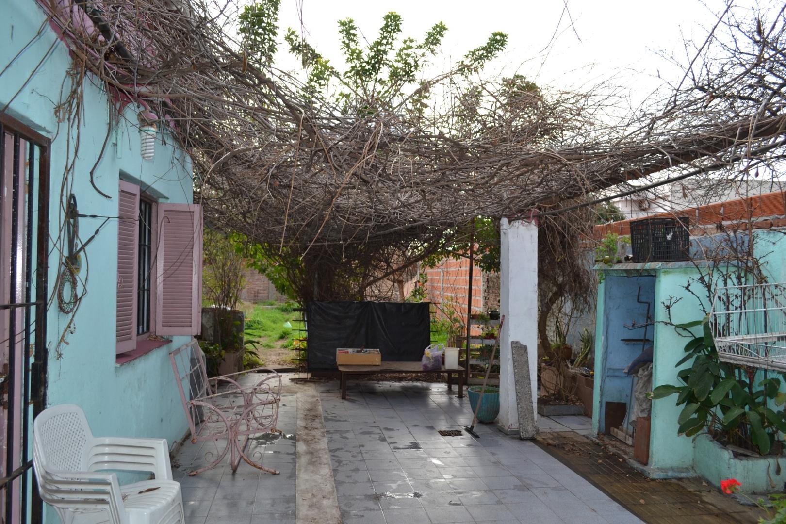 CASA EN LOTE DE 8,66 X 40,40 (350 M2)