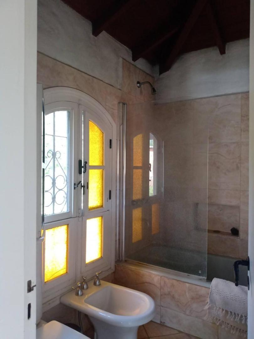 Casa en Alquiler con 1 cochera