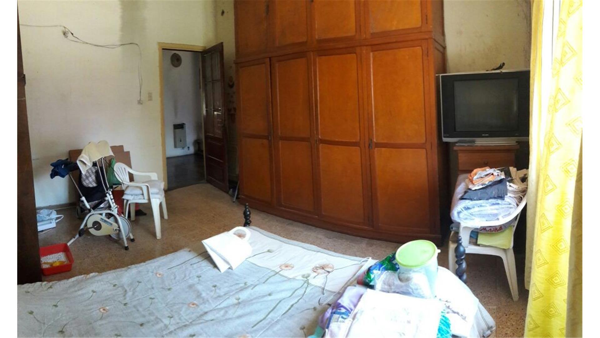 VILLA MAIPU - EXCELENTE CASA 4 AMB. CON JARDÍN AL FONDO.