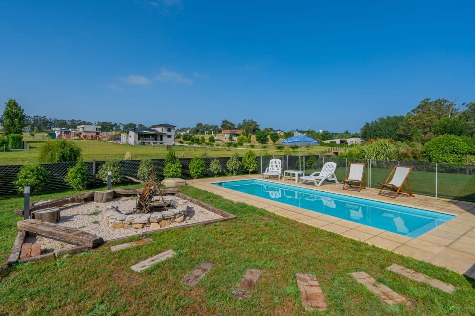 VENTA CASA DE 4 AMBIENTES CON PILETA. BARRIO PRIVADO