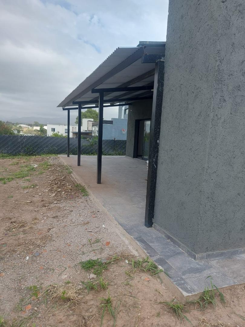 Casa en Alquiler con 1 cochera