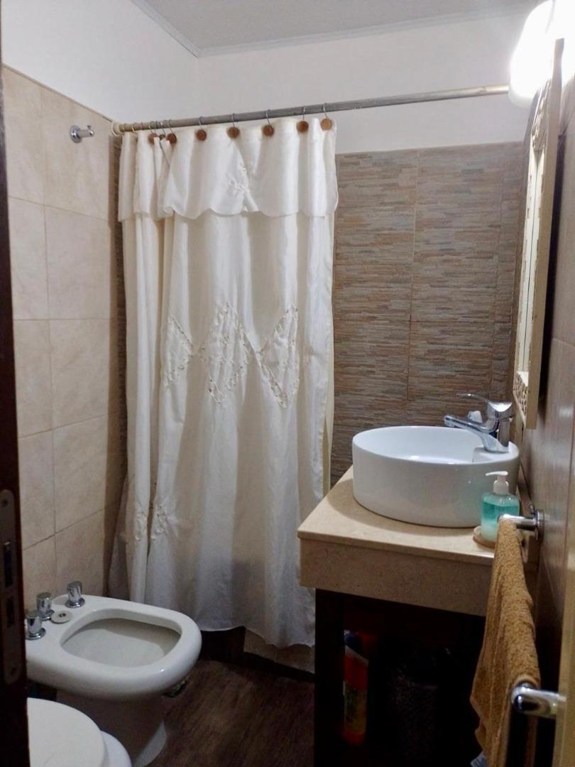 Castelar Norte, PH con dos dormitorios y amplia terraza