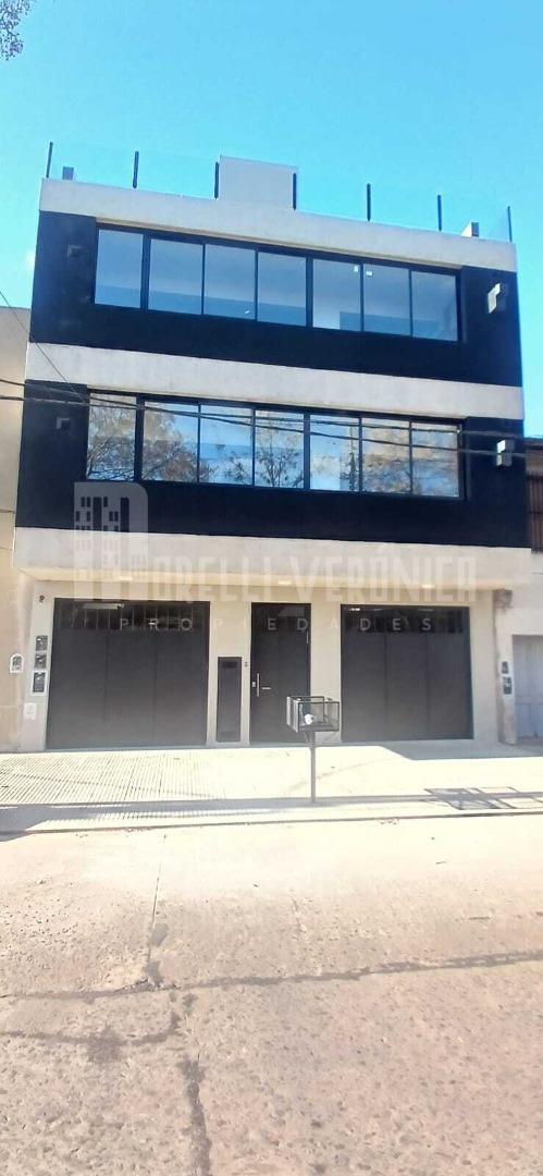 Departamento con jardín y cochera