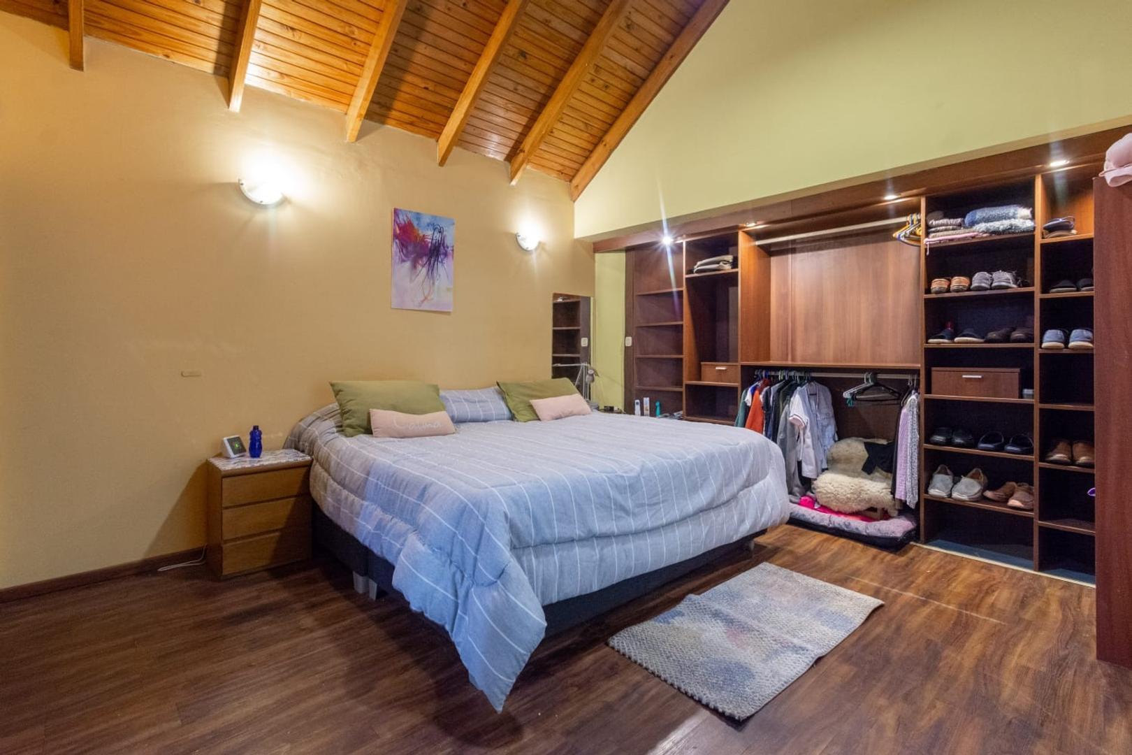 Casa 5 ambientes con 3 baños