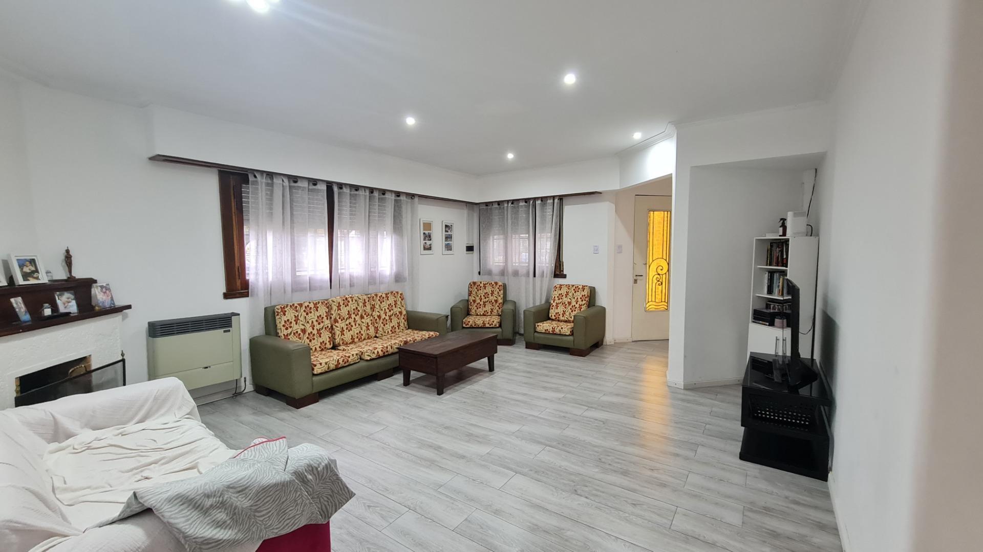 VENTA CASA 4 AMB CON JARDÍN Y COCHERA EN J.MÁRMOL