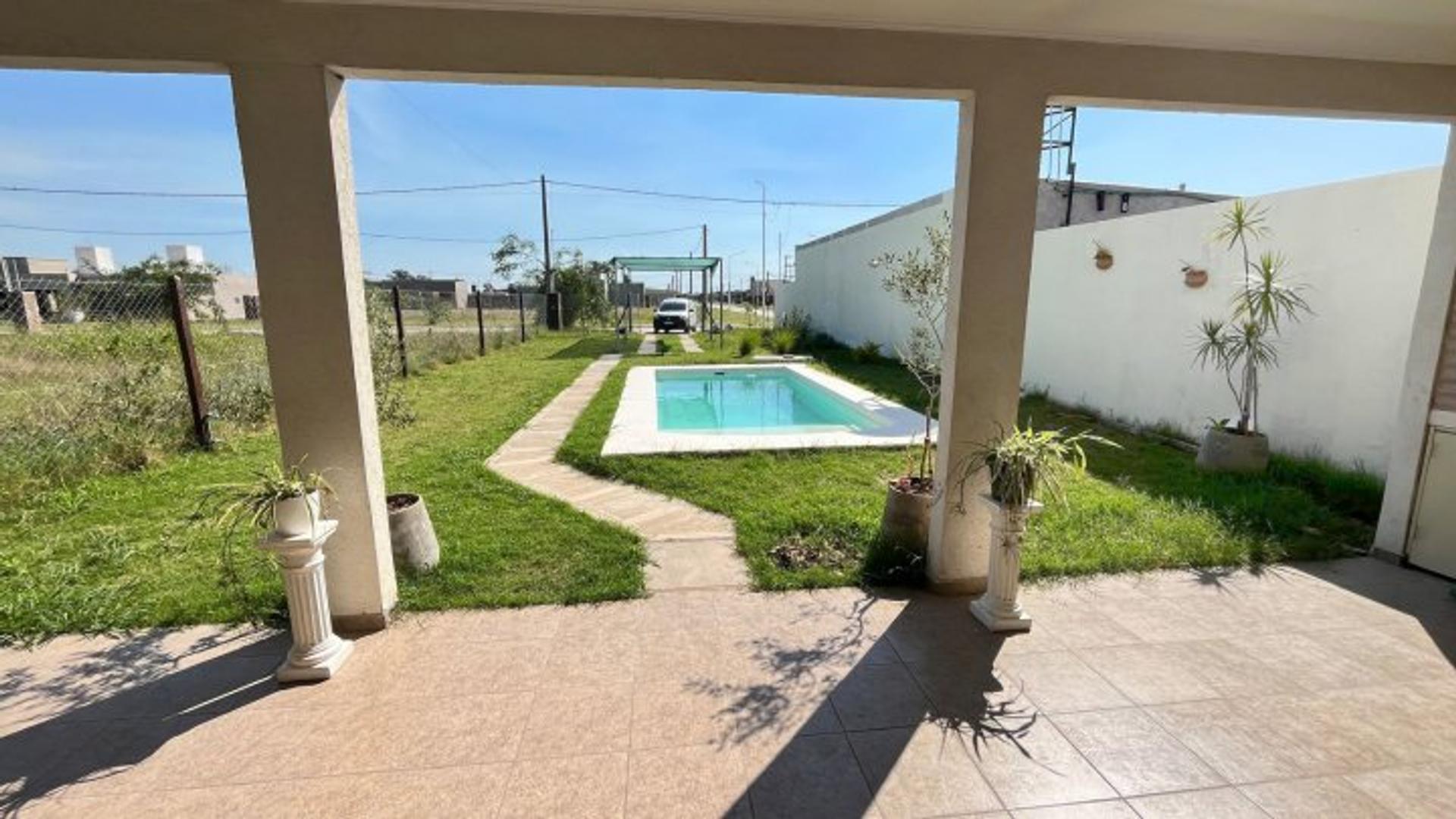 Casa en 1 dormitorio con pileta a la venta. Estación Alvear.