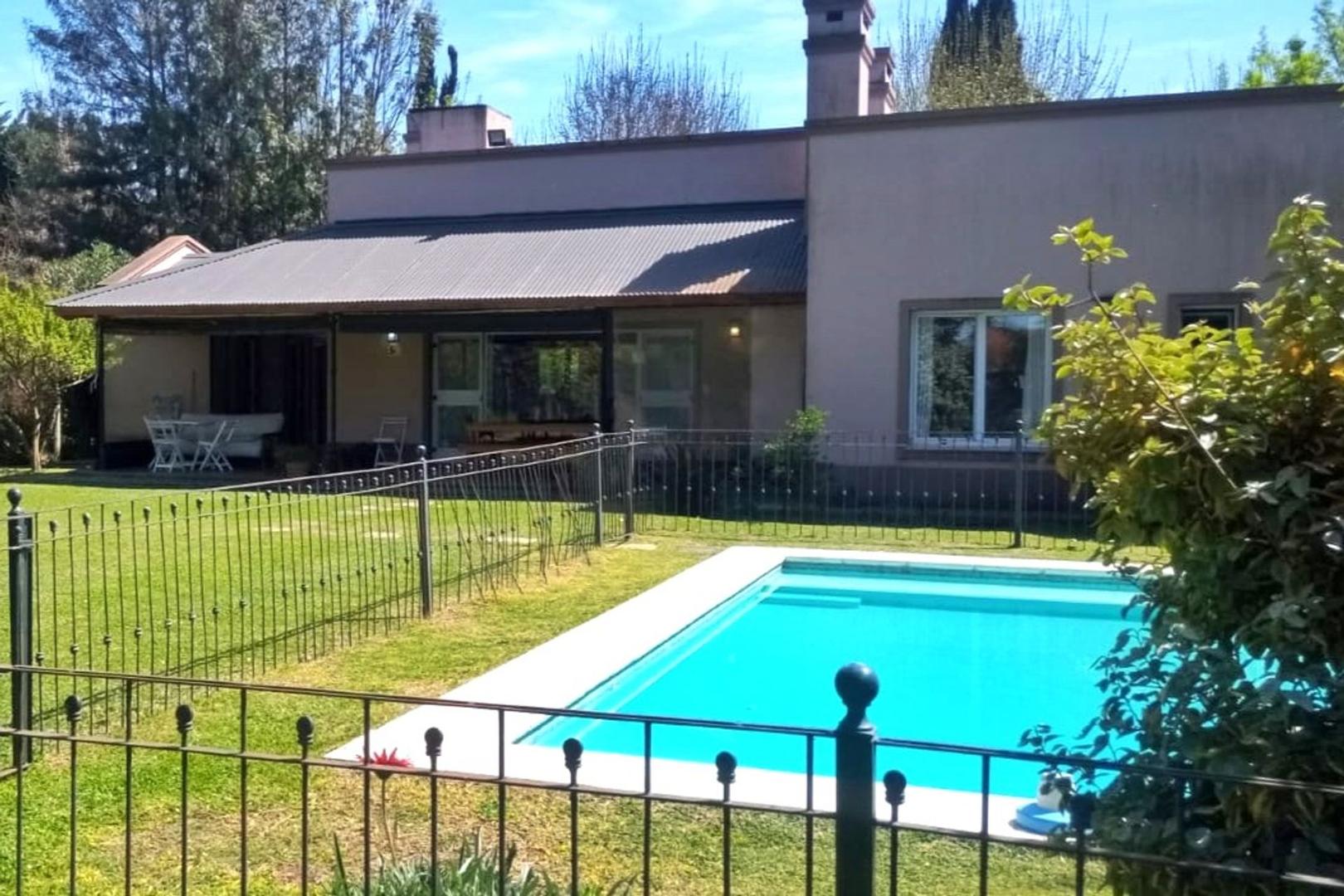 Casa 5 ambientes con 2 baños