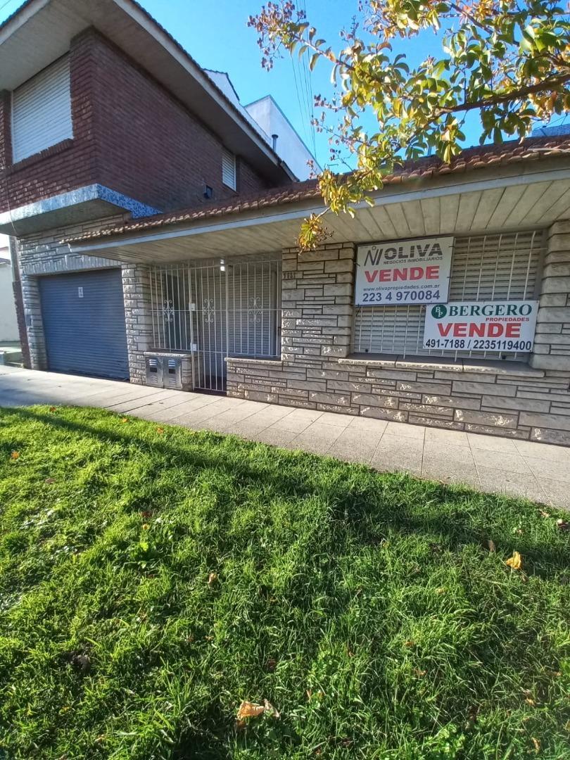 CHALET 3 AMB. CON 2 DTOS.- 200 M2. - VILLA PRIMERA