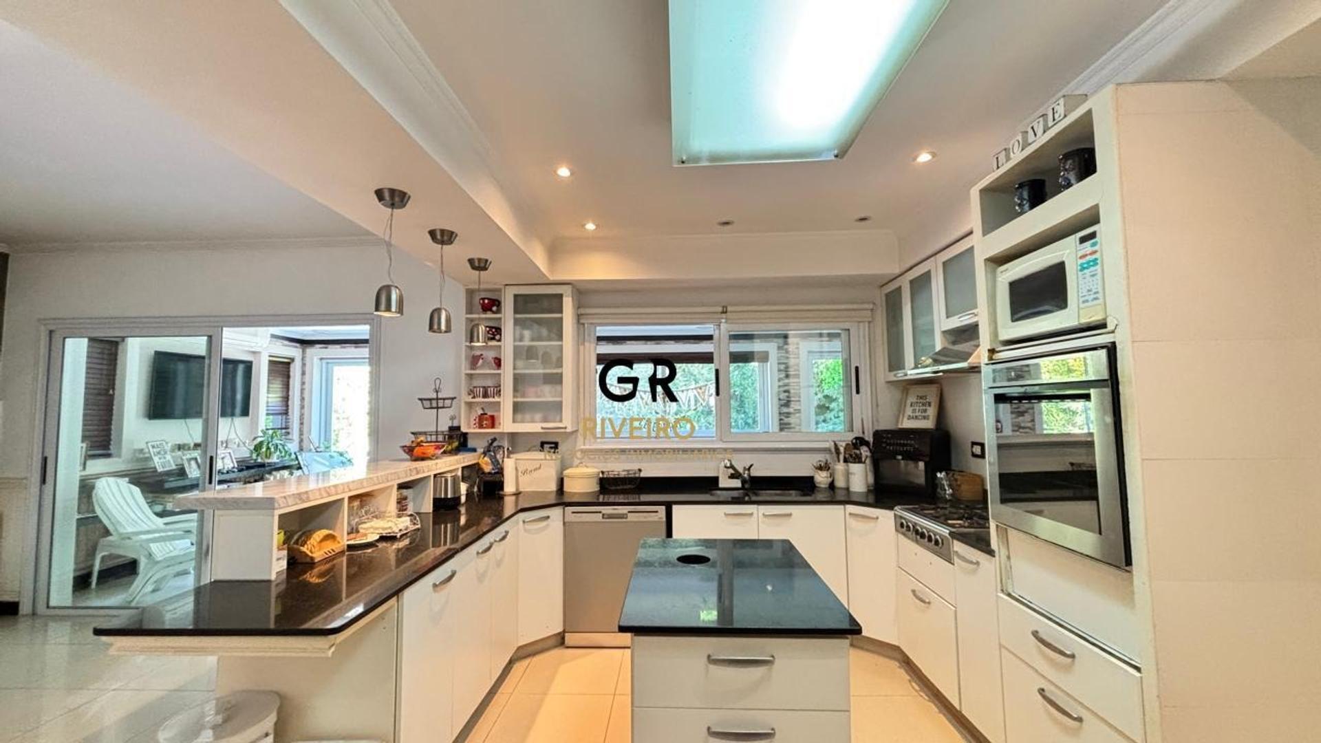 VENTA CASA 5 AMBIENTES BARRANCAS DE GUIDO