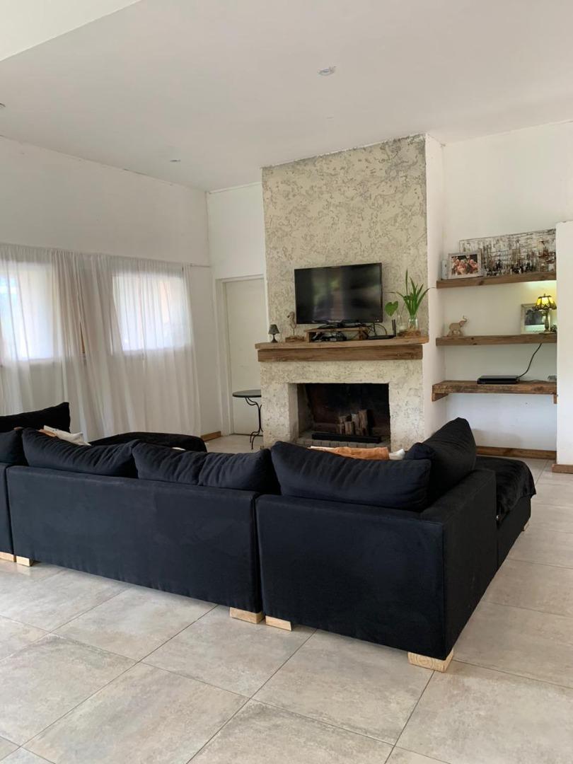 Casa en Venta con 3 cocheras