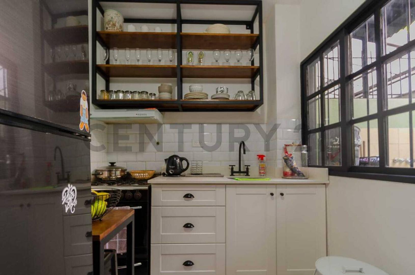 VENTA O PERMUTA - CASA TRIPLEX 4 AMBIENTES C/ COCHERA - CASEROS