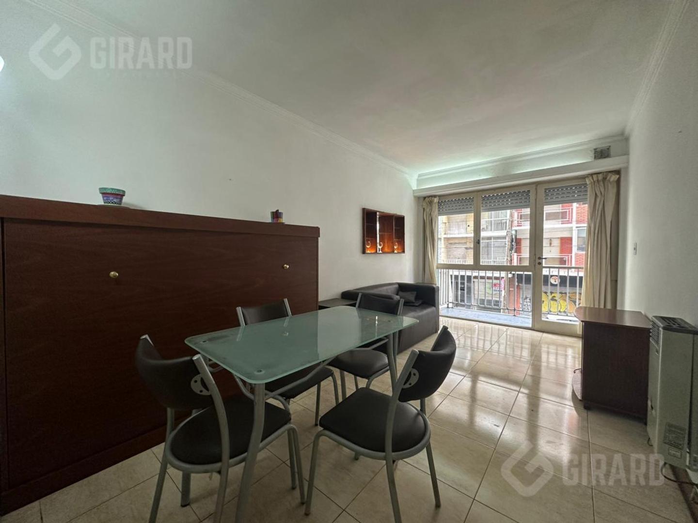 Departamento en venta de 2 ambientes a la calle con balcón en Plaza Colón