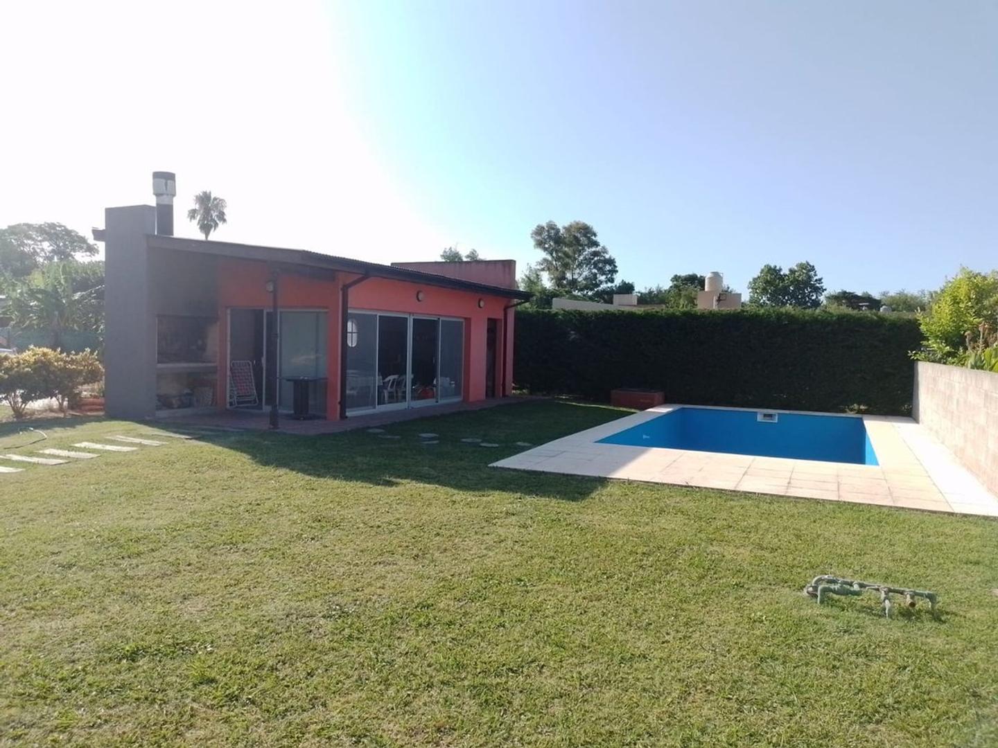 Casa 4 ambientes con 2 baños