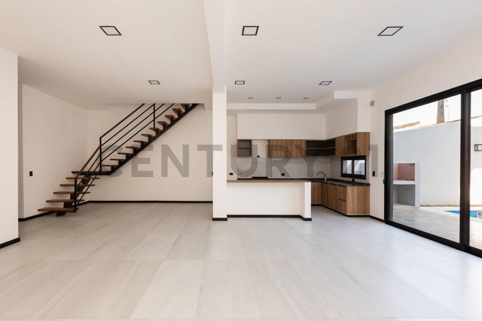 Casa en Venta con 2 cocheras