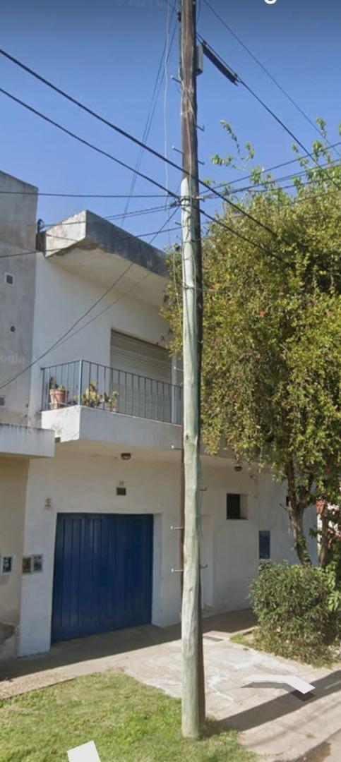 CASA    MULTIFAMILIAR  CON LOCAL