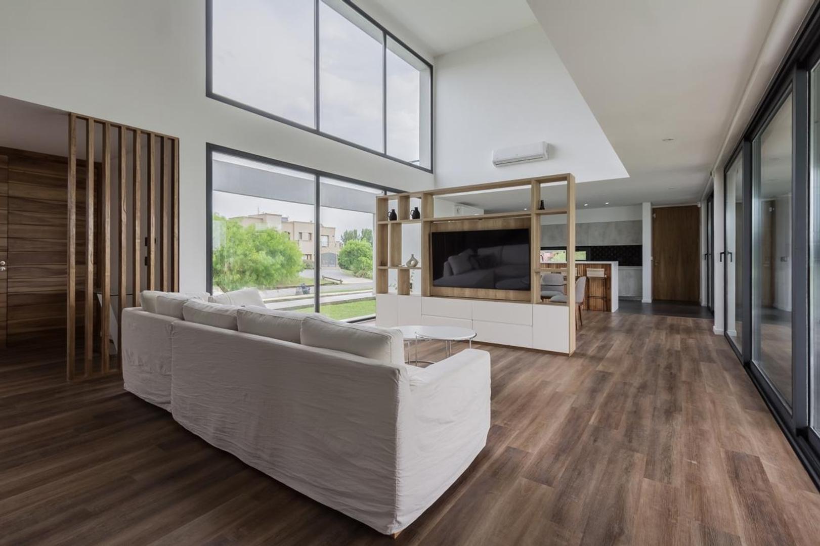 Casa en Venta con 8 cocheras