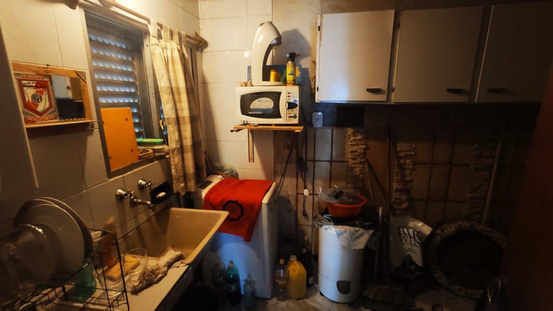 Casa 13 ambientes con 2 baños