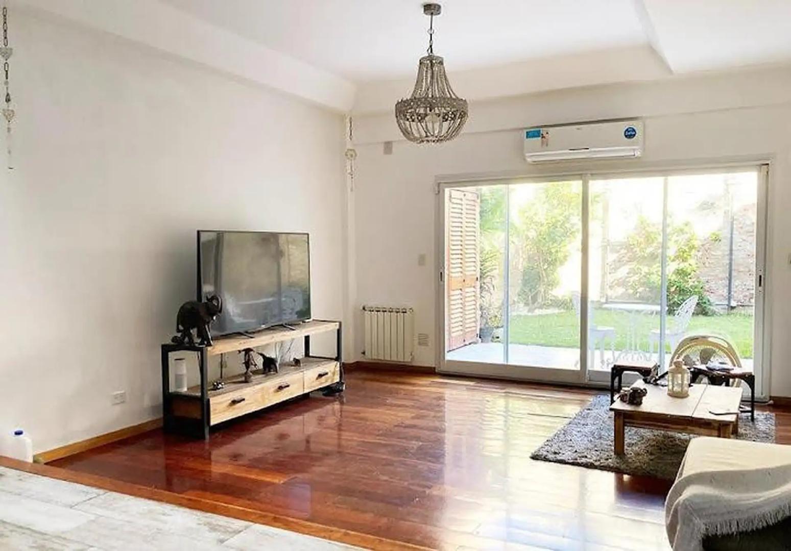 Casa 5 ambientes con 2 baños