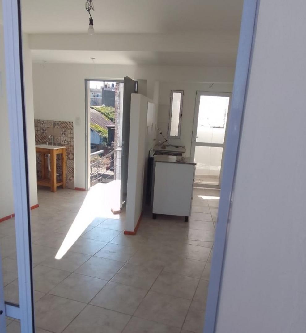 Rueda 1900, departamento 1er piso de escalera, a estrenar.