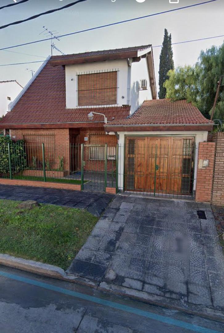 Villa Tesei impecable chalet 4 ambientes con parque y pileta